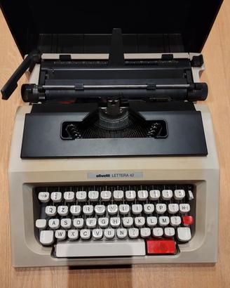 Macchina da scrivere Olivetti lettera 42