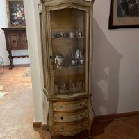 Vetrina in legno stile antico decorata