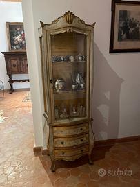 Vetrina in legno stile antico decorata