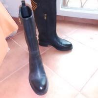 stivali neri in pelle con borchie e fibia