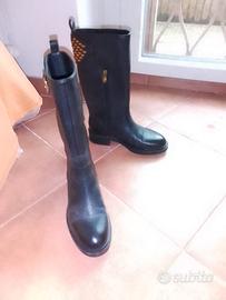 stivali neri in pelle con borchie e fibia