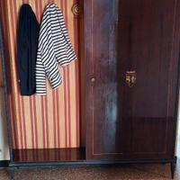 Mobile appendiabiti in legno con anta scorrevole