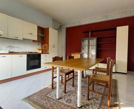 Bilocale con balcone a Locate Varesino