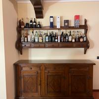 Mobile rustico con piattaia e mensole