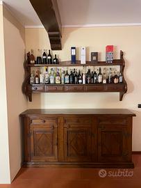 Mobile rustico con piattaia e mensole