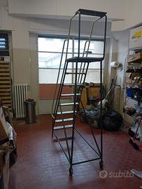 scala con ruote per scaffalature alte