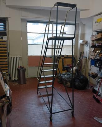 scala con ruote per scaffalature alte