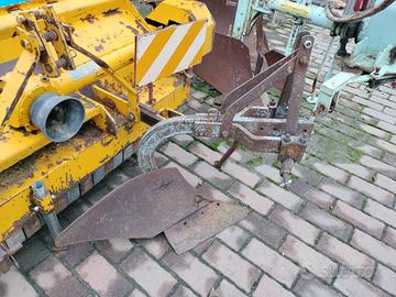 Aratro monovomere usato.