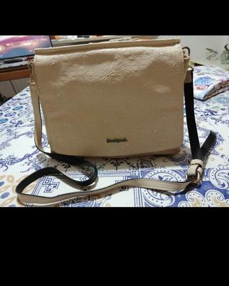 Borsa a tracolla beige con due scomparti 