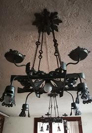 Coppia di lampadari in ferro battuto, anni '70