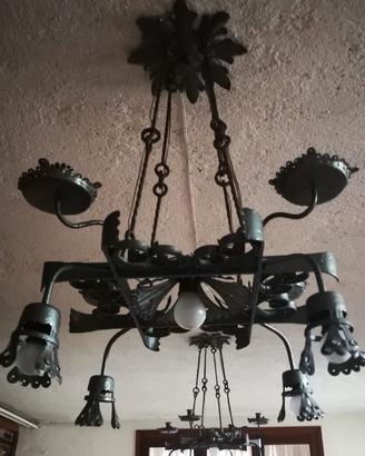 Coppia di lampadari in ferro battuto, anni '70