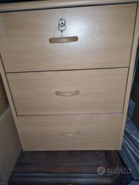 scrivania con cassettiera