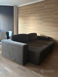 divano marrone allungabile, bello e comodo