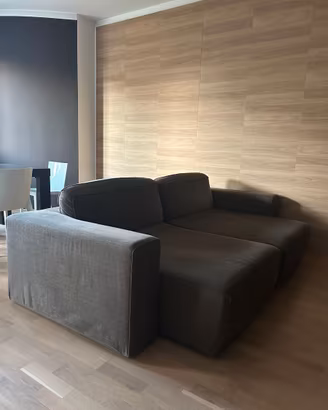 divano marrone allungabile, bello e comodo