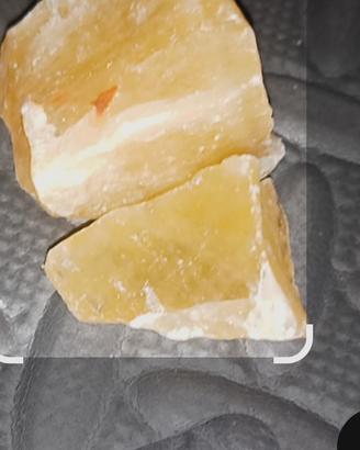 Calcite gialla arancione grezza