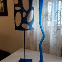 lume moderno abbinato con vaso colore blu