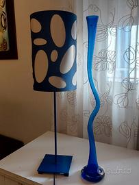 lume moderno abbinato con vaso colore blu