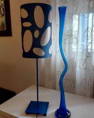 lume moderno abbinato con vaso colore blu