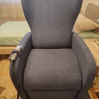 Poltrona autoelevabile sanitaria realizzata da Neo