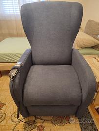 Poltrona autoelevabile sanitaria realizzata da Neo