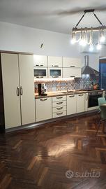 cucina completa+tavolo +sedie+frigo