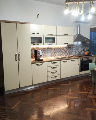 cucina completa+tavolo +sedie+frigo