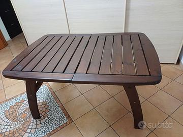 Tavolo e poltrone da giardino