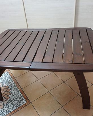 Tavolo e poltrone da giardino