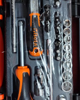 Una pratica  valigetta  di  39 accessori beta