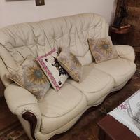 Divano in pelle 3-2-1 posto, tavolo con 6 sedie