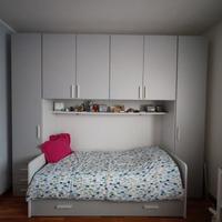 armadio a ponte con doppio letto singolo