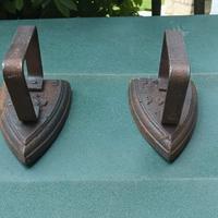 due ferri da stiro antichi in ghisa da collezione 