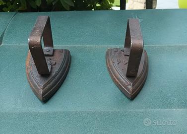 due ferri da stiro antichi in ghisa da collezione 