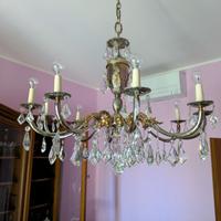 Lampadario in ottone con pendenti in cristallo