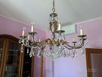 Lampadario in ottone con pendenti in cristallo