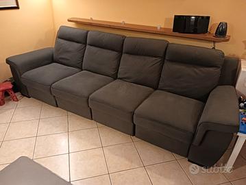 Divano nero con 4 sedute motorizzate autonome