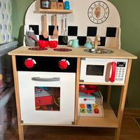 Cucina per bambini in legno.