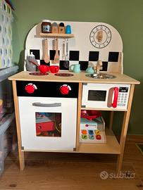 Cucina per bambini in legno.