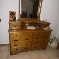 Arredamento in legno, tavolo, sedie, camera