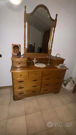 Arredamento in legno, tavolo, sedie, camera