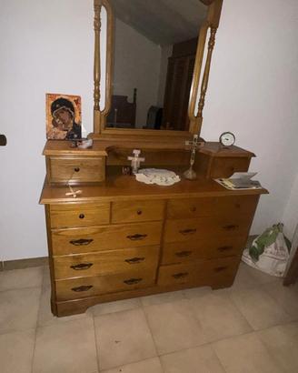 Arredamento in legno, tavolo, sedie, camera