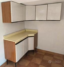 Pensili e mobili cucina angolare vintage