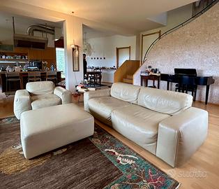 Divano in pelle con poltrona