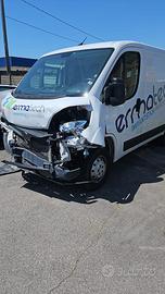 Opel Movano incidentato