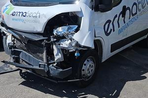 Opel Movano incidentato