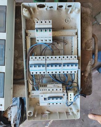 Centralino Quadro Elettrico completo con sportelli