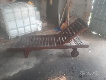 sdraio in legno con ruote