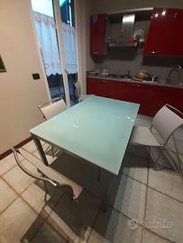 Tavolo cucina con sedie