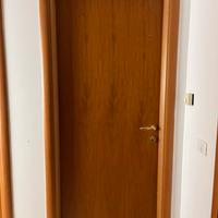 8 porte interne in legno complete di telaio.