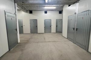 Box uso deposito-- Spazio Sicuro e Accessibile